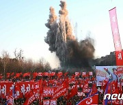 북한 "올해의 장엄한 봄우뢰"…화성·강동·서포 건설장 부각…