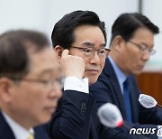 정황근 농림축산식품부 장관 '답변 고심'