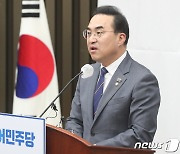 의총 발언하는 박홍근 원내대표