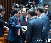 의원총회장 들어서는 김기현 대표