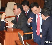 논의하는 김기현 대표