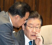 본회의서 대화 나누는 이재명 민주당 대표와 박홍근 원내대표