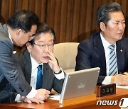 논의하는 이재명 민주당 대표와 박홍근 원내대표