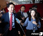 양곡관리법 개정안 통과 질문 답변하는 김기현 대표