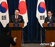 日 정부 "한국 반도체 핵심소재 3개 수출규제 해제"(상보)