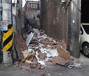 강북구 4층 빌라 외벽, 돌연 붕괴…입주민 21명 대피