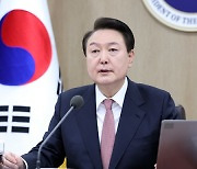 尹, 2차 민주주의 정상회의 세션 주재… "국격 높이는 계기"