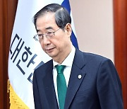 국정현안관계장관회의 참석하는 韓 총리