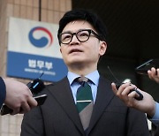 '검수완박' 법안 유지 결정에 헌재 심판정 밖 희비 엇갈려