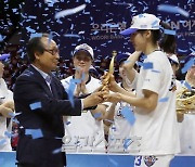 [포토]MVP 받는 김단비