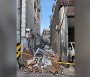 강북구 다세대 주택 외벽 일부 붕괴‥5명 대피