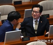 [포토]대화하는 정황근 장관-박완주 의원