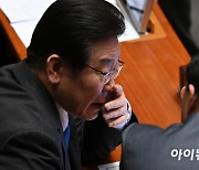 [포토]대화 나누는 이재명-박홍근