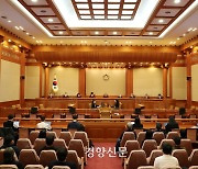 헌재, ‘검찰수사권 축소법’ 유효 결정···국민의힘 “정치재판소” 반발