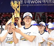 김단비 ‘MVP 번쩍’ [MK포토]
