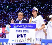 [MD포토] '위풍당당' 김단비, 플레이오프 MVP
