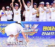 [MD포토] MVP 김단비 '동료들에게 큰절로 인사'