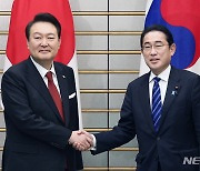 日정부 "반도체 소재 3개 제품, 23일부터 韓 수출규제 해제"