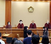헌재 검수완박 기각 공방…여 "정치재판소" 야 "한동훈 탄핵"