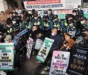 전장연 지하철 탑승 시위 재개…오세훈 "불법 안돼"