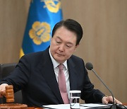[속보] 尹, 美와 ‘민주주의 정상회의’ 공동 주최…대통령실 “특정국 겨냥 아냐”