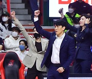 [ST포토] 위성우 감독-전주원 코치, '우승 앞두고 주먹 불끈!'