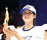 김단비 '드디어 MVP 트로피를'[포토]