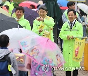 등굣길 어린이 교통안전 캠페인 나선 이주호 부총리