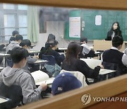 첫 전국연합학력평가 치르는 학생들