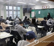 첫 전국연합학력평가 치르는 학생들