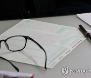 첫 전국연합학력평가 치르는 학생들