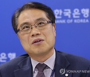 취재진 질문에 답하는 이종렬 부총재보