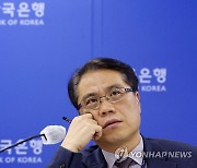 취재진 질문 경청하는 이종렬 부총재보