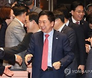 의원들과 인사 나누는 김기현 대표