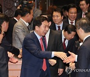 의원들과 인사 나누는 김기현 대표