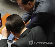 '검수완박' 헌재 판결 결과 확인하는 이재명-박홍근