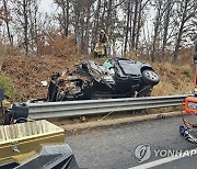 서천공주고속도로서 화물차와 승용차 추돌사고…2명 숨져