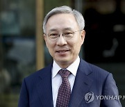 대심판정 나와 입장 밝히는 강일원 변호사