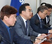 민주, '검수완박법' 유효 결정에 "尹, 무겁게 받아들여야"