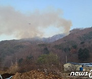 화천 군부대 사격장 산불 재발화…헬기 5대 투입 진화 중