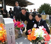 고 서정우 하사 묘역에서 찾은 김기현 대표