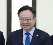 제1차 제약산업 육성·지원 위원회 참석하는 조규홍 장관