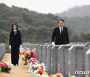 윤 대통령 부부, 故 한주호 준위 묘소 참배