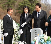 윤 대통령 부부, 제2연평해전 전사자 묘역 참배