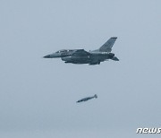 공대지 폭탄 날리는 KF-16 전투기