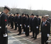 윤 대통령, 천안함 46용사 묘역 참배
