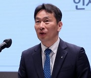 이복현 금감원장, 신한은행 전격 방문…"상생금융 격려 위해"