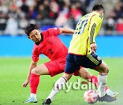 [MD포토] '막강 수비' 이기제 , 하메스 돌파는 어림없다!