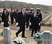 천안함 46용사 묘역 참배하는 윤석열 대통령 내외