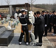 천안함 46용사 묘역에서 헌화하는 윤석열 대통령